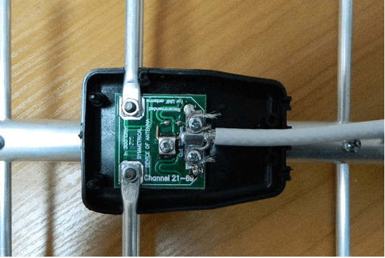 Провод на антенне